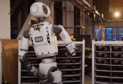 Atlas válogatja az alkatrészeket. (Kép forrása: Boston Dynamics)
