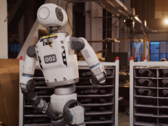 Atlas válogatja az alkatrészeket. (Kép forrása: Boston Dynamics)