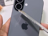 Az iPhone 17 hátlapja tartósan karcos alumíniummal. (Kép forrása: JerryRigEverything a YouTube-on, képernyőkép)