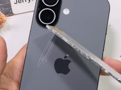 Az iPhone 17 hátlapja tartósan karcos alumíniummal. (Kép forrása: JerryRigEverything a YouTube-on, képernyőkép)