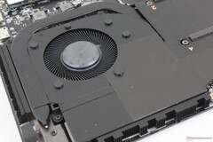 Az MSI Stealth 18 iker ~60 mm-es ventilátorai akár 63 dB(A) hangosak is lehetnek, de a teljesítménybeli előnyök a legjobb esetben is marginálisak (Kép forrása: Notebookcheck)