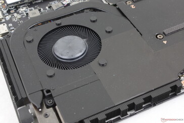 A ventilátorok igénytelen terhelés esetén csendesek, de játék közben magas hangúvá válnak