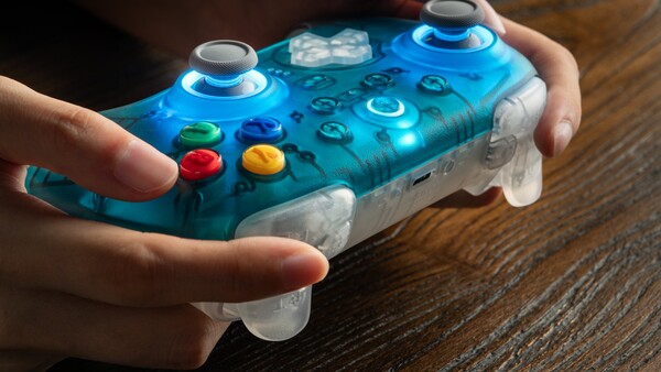 A 8BitDo Ultimate 2 vezeték nélküli vezérlő, N64 30. évfordulós kiadás.