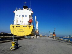 Egy kikötött konténerhajó egy rakparton (Kép forrása: Bruno Hervas via Unsplash)