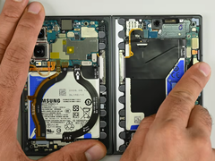 Az iFixit megállapításai nagyrészt egybeesnek a JerryRigEverything megállapításaival, de más következtetésekre jutnak.