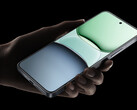 A Xiaomi 16 Pro 6,8 hüvelykes lapos képernyővel érkezhet. A képen: a 15 Pro promóciós képe. (Kép forrása: Xiaomi)