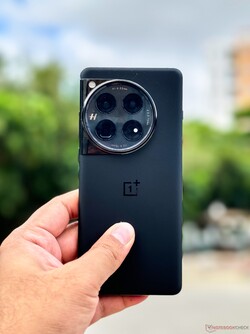 OnePlus 12 5G selymes fekete színben