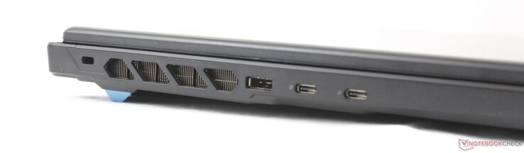 Bal oldalon: Kensington-zár, hálózati adapter, 2 db USB-C 3.2 Gen.2 csatlakozó DisplayPorttal és Power Delivery támogatással