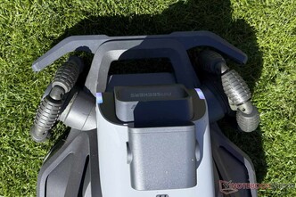 A ferde első kerekek szükségtelenül megnehezítik az Airseekers Tron életét.