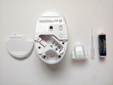 Egy illatosító fiola az egér elemtartójában. (Kép forrása: Notebookcheck)