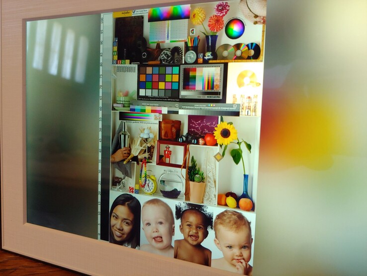 A fényerő csökken a látószög növekedésével, míg a tükröződések jól szabályozhatók.