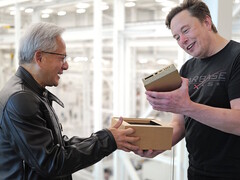 Jensen Huang átadja Elon Musknak a világ egyik első Nvidia DGX Spark kompakt asztali számítógépét, amelyet AI modellek fejlesztésére terveztek. (Kép forrása: Nvidia)