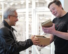 Jensen Huang átadja Elon Musknak a világ egyik első Nvidia DGX Spark kompakt asztali számítógépét, amelyet AI modellek fejlesztésére terveztek. (Kép forrása: Nvidia)