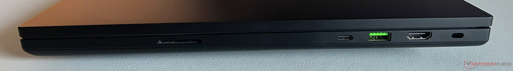 Jobb oldalon: SD-kártyaolvasó, USB-C 4.0 Thunderbolt 5-tel (120 GBit/s, DisplayPort 2.1 a dGPU-n keresztül, Power Delivery 3.0), USB-A 3.2 Gen.2 (10 GBit/s), HDMI 2.1, Kensington biztonsági nyílás