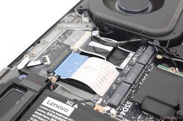 Három további M.2 2280 PCIe4 x4 bővítőhely (hőelosztó eltávolításával)