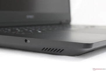 Erős és vizuálisan vonzó kialakítás, annak ellenére, hogy többnyire műanyagból készült