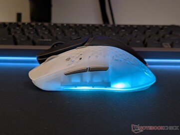 Alakbeli különbség az Aerox 3 Wireless Gen 2 és a Glorious Model D3 Wireless között.