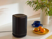 A rendszer a Sonos modelljét követi: egyetlen alkalmazással kezeli a szobák csoportosítását, a sztereó párosítást, az automatikus szobaakusztikai hangolást és a soundbar köré épülő térhangzású rendszerek beállítását.
