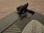 A billentyűzet az állítható lábak segítségével tovább dönthető; az összes fotó behajtott lábakkal készült. (Kép forrása: Notebookcheck)