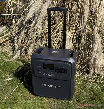 A Bluetti Elite 400 teleszkópos fogantyúval rendelkezik....