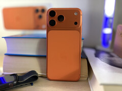 A Apple iPhone 17 Pro Max 3 színváltozatban kapható. A Cosmic Orange messze a legszembetűnőbb. (Kép forrása: Notebookcheck)
