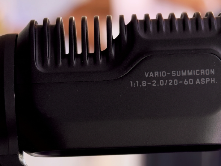 Az Insta360 Luna Ultra kardánfejének közelképe 20-60 mm-es zoomtartományt mutat (ez 3x-os optikai zoomot jelent).