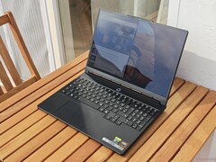 A Lenovo Legion 5 15AGP11 fényes képernyője.