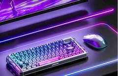 A Lenovo Legion Y7MG játékegér billentyűzet, monitor és RGB asztali háttérvilágítás mellett