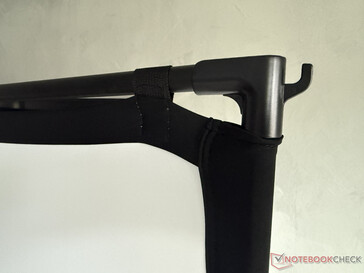 ...felül és alul tépőzáras hurkokkal van rögzítve