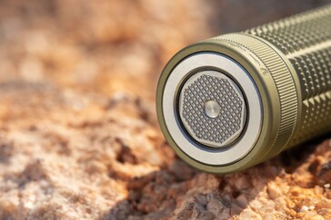 A hátsó kapcsoló hozzáférést biztosít a turbó és a nagy fényerősséghez, opcionálisan pillanatnyi bekapcsolással.