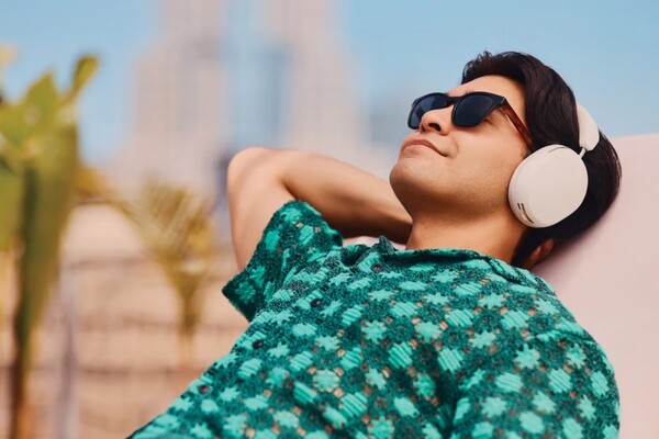 A Sonos Ace ANC funkciója mostantól kompenzálja az olyan tartozékokat, mint a szemüveg és a kalap. (Kép forrása: Sonos)