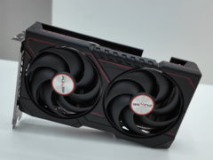 Az itt bemutatott Sapphire Pulse RX 9060 non-XT modell egy meglehetősen kicsi kártya. (Kép forrása: Technosaurus a YouTube-on, szerkesztve)