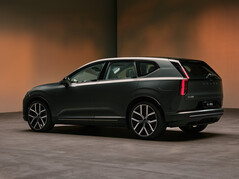 Lenyűgöző hátsó kialakítás: A teljesen elektromos Volvo EX60 igazi farkas báránybőrben – a csúcsmodell P12 AWD változatában 680 hp teljesítményt nyújt.