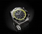 Breitling Super Chronomat B19 44 Perpetual Calendar Chronograph karbonszálas számlappal, limezöld tachiméterskálával és sötét tokkal.
