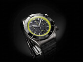 Breitling Super Chronomat B19 44 Perpetual Calendar Chronograph karbonszálas számlappal, limezöld tachiméterskálával és sötét tokkal.
