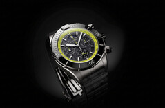 Breitling Super Chronomat B19 44 Perpetual Calendar Chronograph karbonszálas számlappal, limezöld tachiméterskálával és sötét tokkal.