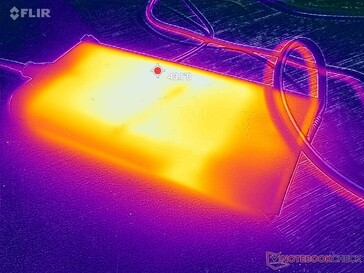 A hálózati adapter igényes terhelés esetén 43 C fölé melegszik