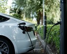 Elektromos autó bedugva (Kép forrása: Emma Smith via Unsplash; vágva)