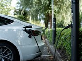 Elektromos autó bedugva (Kép forrása: Emma Smith via Unsplash; vágva)