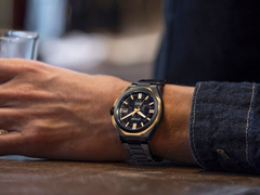 A Citizen NB6086-54E egy személy csuklóján.