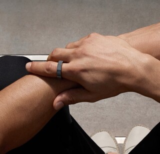 Az Even R1 gyűrű a szemüveg távirányítójaként működik.