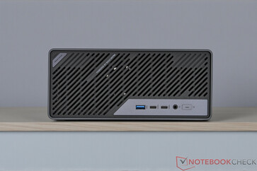 Minisforum MS-02 Ultra - Csatlakozások az előlapon