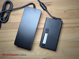 Balra: terjedelmes 180 W-os hálózati adapter. Jobbra: 250 W-os adapter az XMG Pro 16-ból