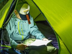 Az Olight ArkPro Ultra fémkapcsával biztonságosan rögzíthető a sapkákhoz.