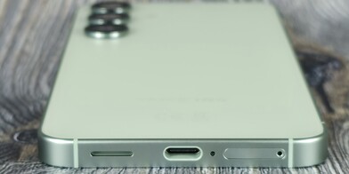 Alsó oldal (hangszóró, USB-port, mikrofon, kártyahely)