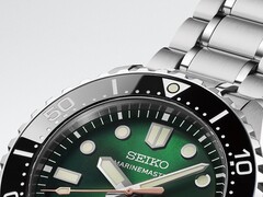 Közeli kép a Seiko Marinemaster HBF003J1 óráról, amelyen látható a zöld, napsugármintás számlapja,