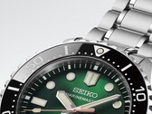 Közeli kép a Seiko Marinemaster HBF003J1 óráról, amelyen látható a zöld, napsugármintás számlapja,