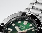 Közeli kép a Seiko Marinemaster HBF003J1 óráról, amelyen látható a zöld, napsugármintás számlapja,