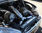 Tesla Model S egy duplaturbós Big Block Chevy motor utólagos felszerelésével. (Kép forrása: Engine Builder/YT)