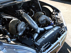 Tesla Model S egy duplaturbós Big Block Chevy motor utólagos felszerelésével. (Kép forrása: Engine Builder/YT)